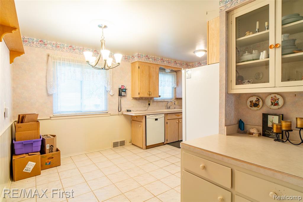 8860 Kidley Drive, Sterling Heights, MI 48314 — Photo 16