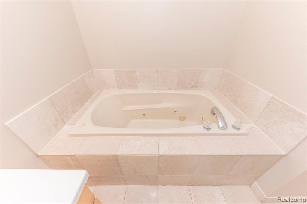 7246 Gateway Drive, West Bloomfield, MI — Photo 38