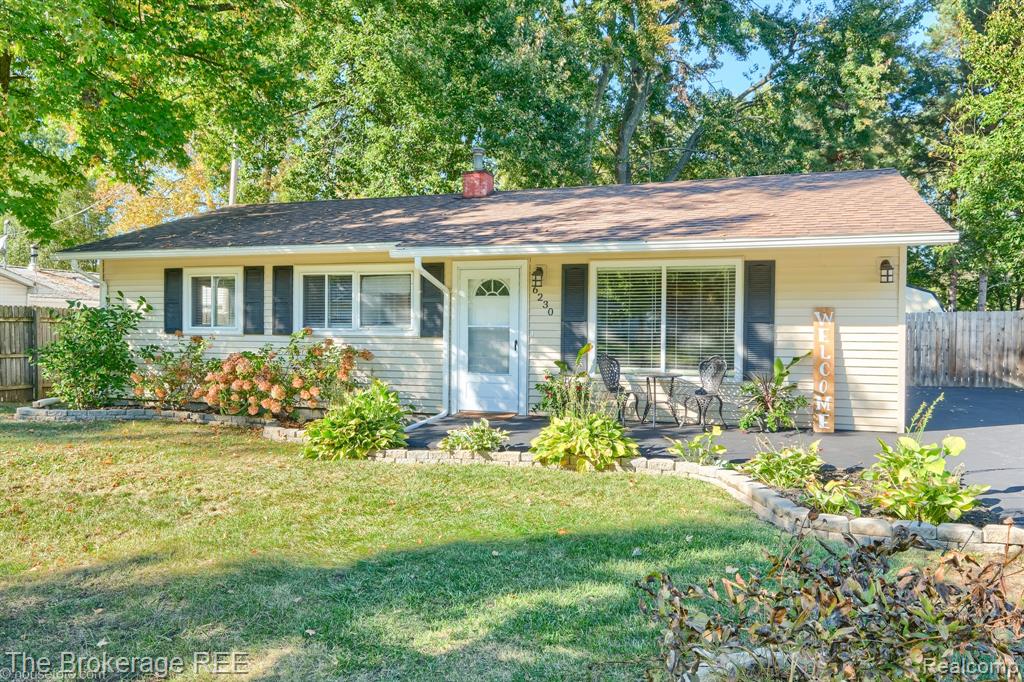 6230 Woodsdale Drive, Grand Blanc, MI 48439 — Photo 2