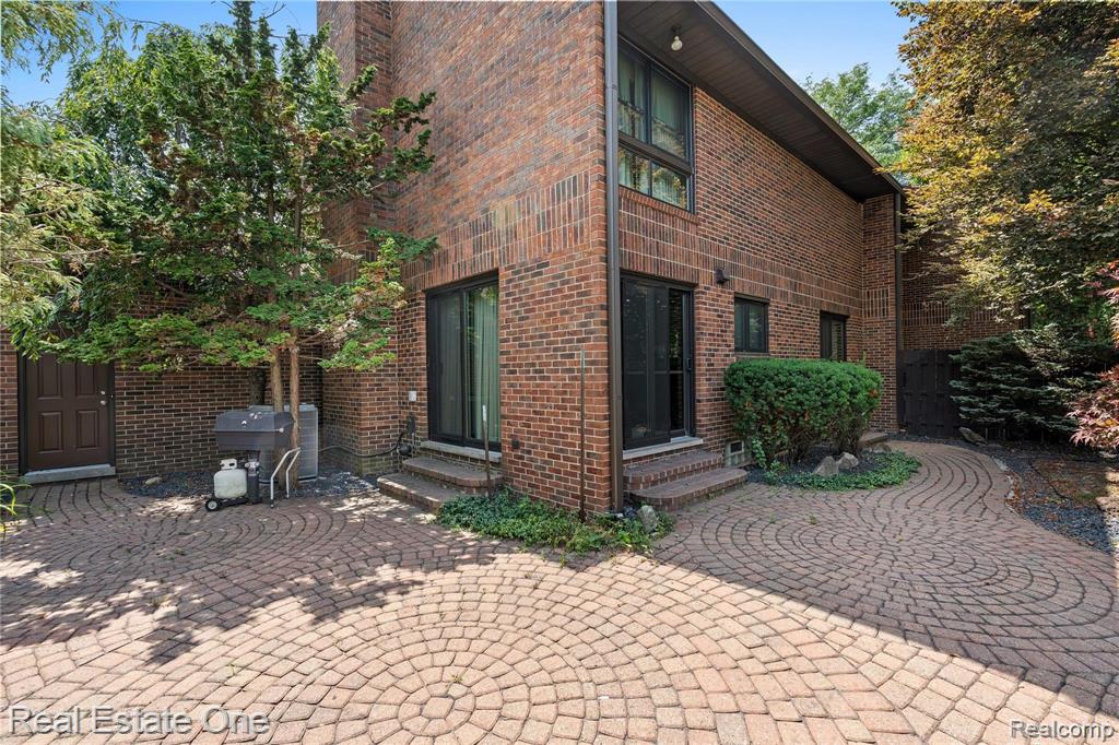 2 Brookwood Lane, Dearborn, MI 48120 — Photo 23