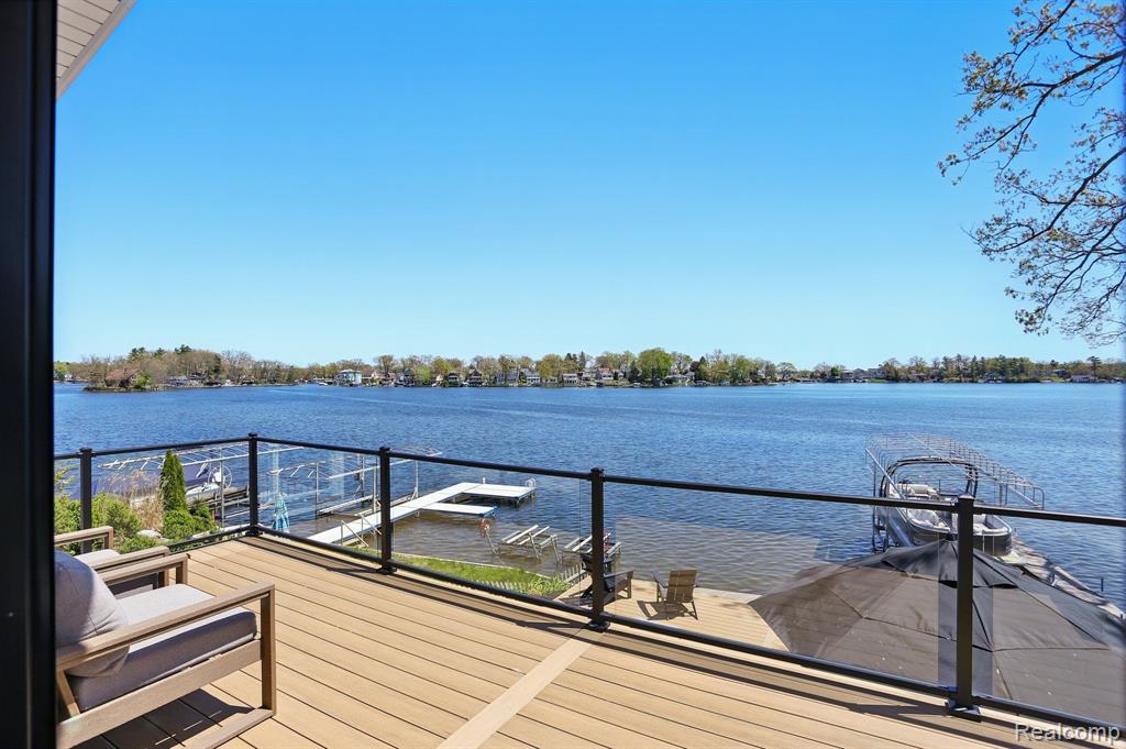 807 PINE TREE Road W, Lake Orion, MI 48362 — Photo 3