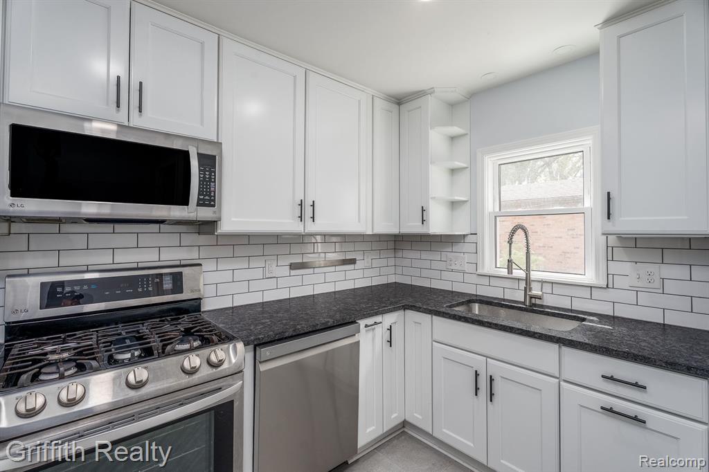 707 ELMWOOD Street, Dearborn, MI 48124 — Photo 8