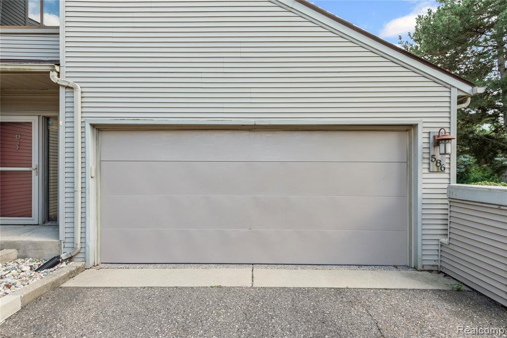 586 Ashley Circle, Rochester Hills, MI 48307 — Photo 26