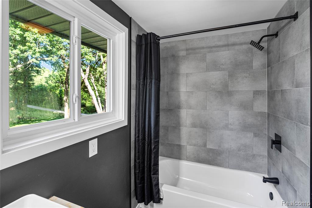 1460 W Silverbell Road, Lake Orion, MI — Photo 58