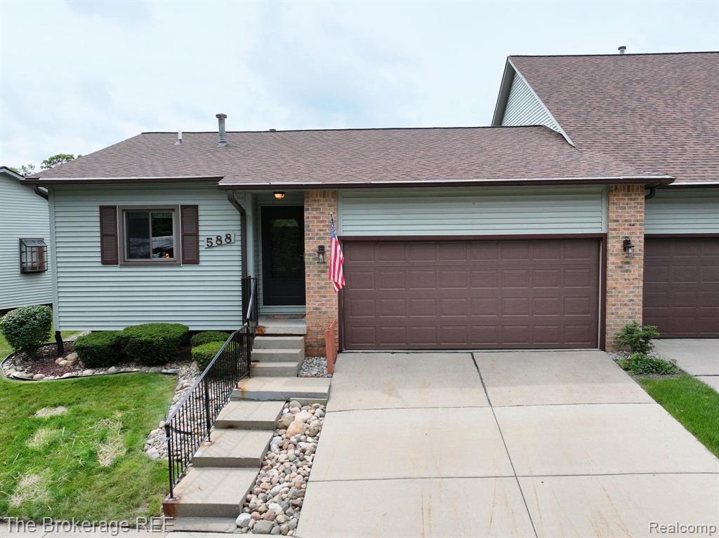 588 Oakbrook Circle, Flushing, MI 48433 — front exterior