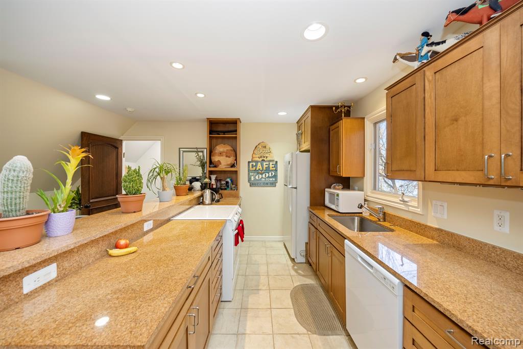 4326 COMMERCE Road, Orchard Lake Village, MI 48324 — Photo 53