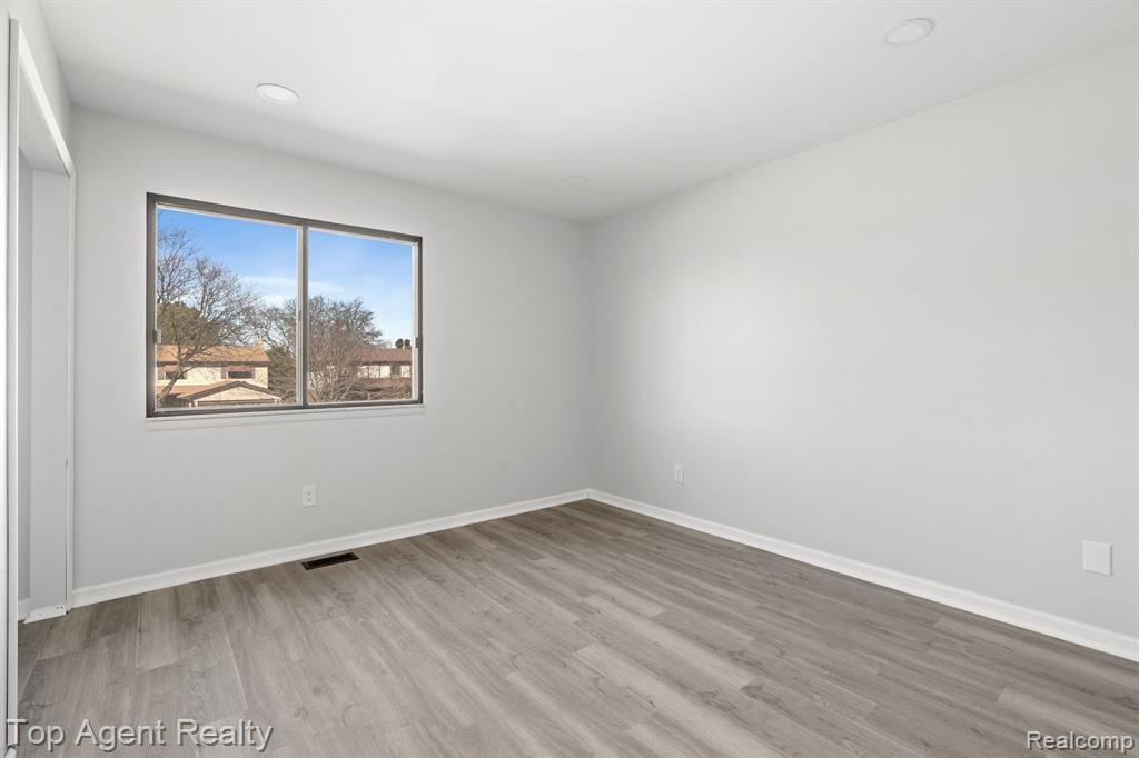4238 GLOUCESTER Drive, Sterling Heights, MI 48310 — Photo 23