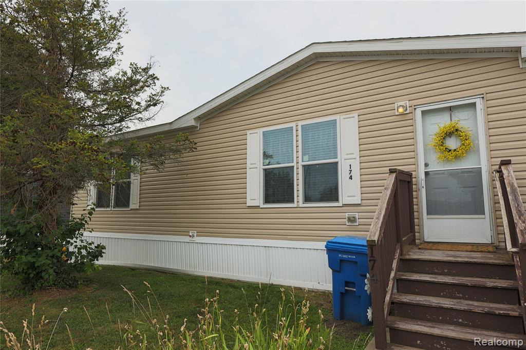 174 Suzanne Blvd, White Lake, MI