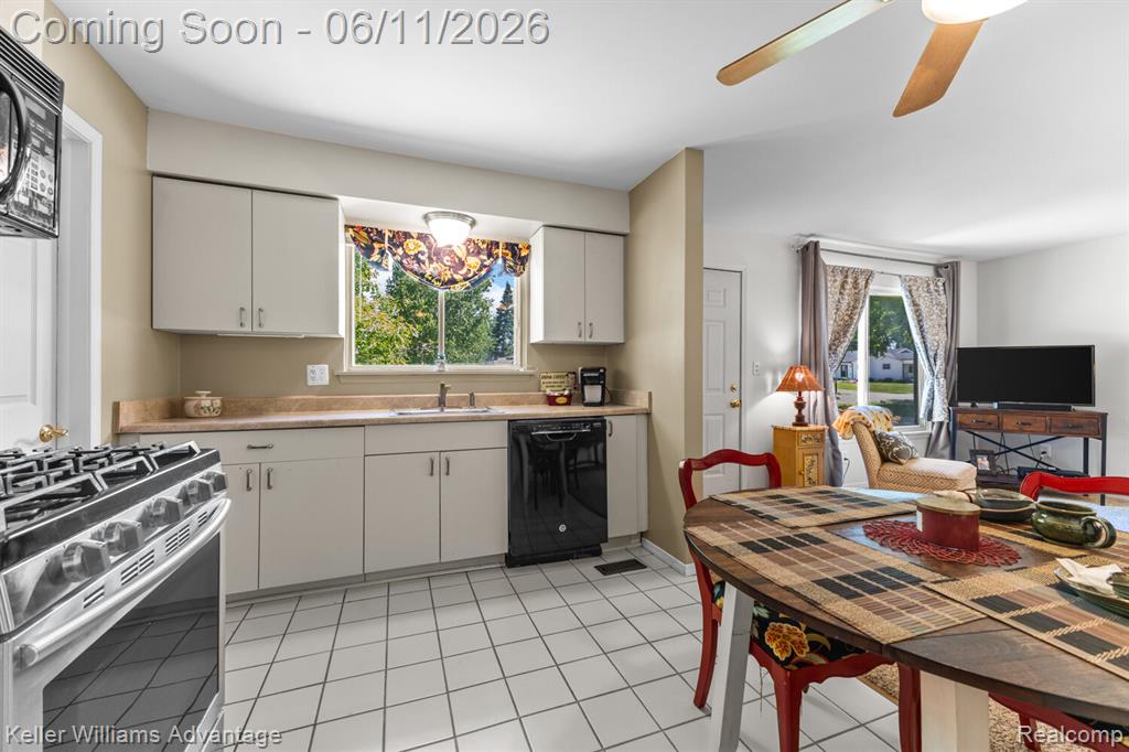 6589 Doyon Drive S, Waterford, MI 48327 — Photo 13