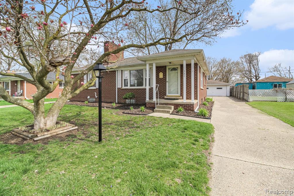 385 Devonshire Street, Ypsilanti, MI 48198 — front exterior