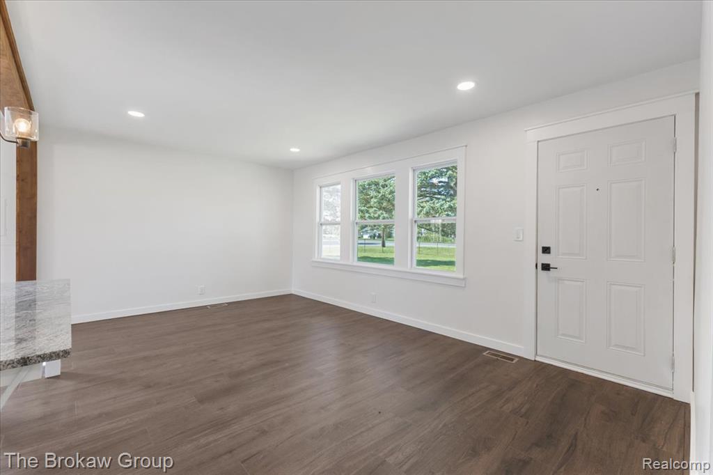 4062 N Belsay Road, Flint, MI 48506 — Photo 7