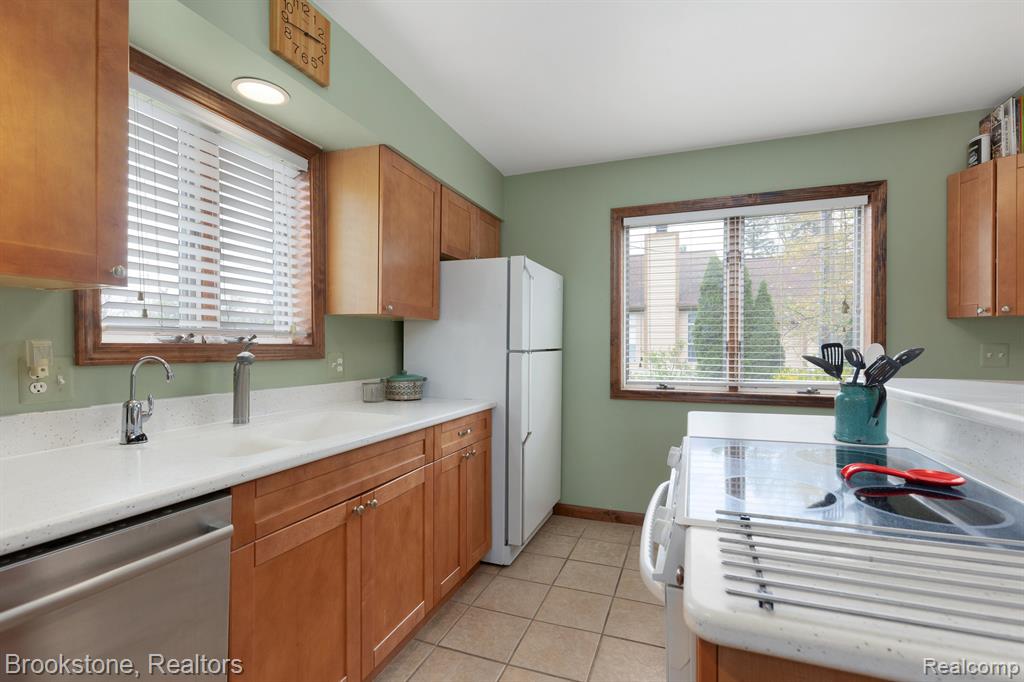 4121 CRYSTAL Street, West Bloomfield, MI 48323 — Photo 12