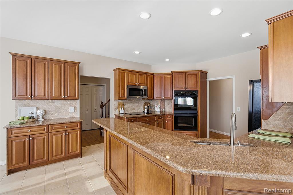 966 Majestic Drive, Rochester Hills, MI 48306 — Photo 17
