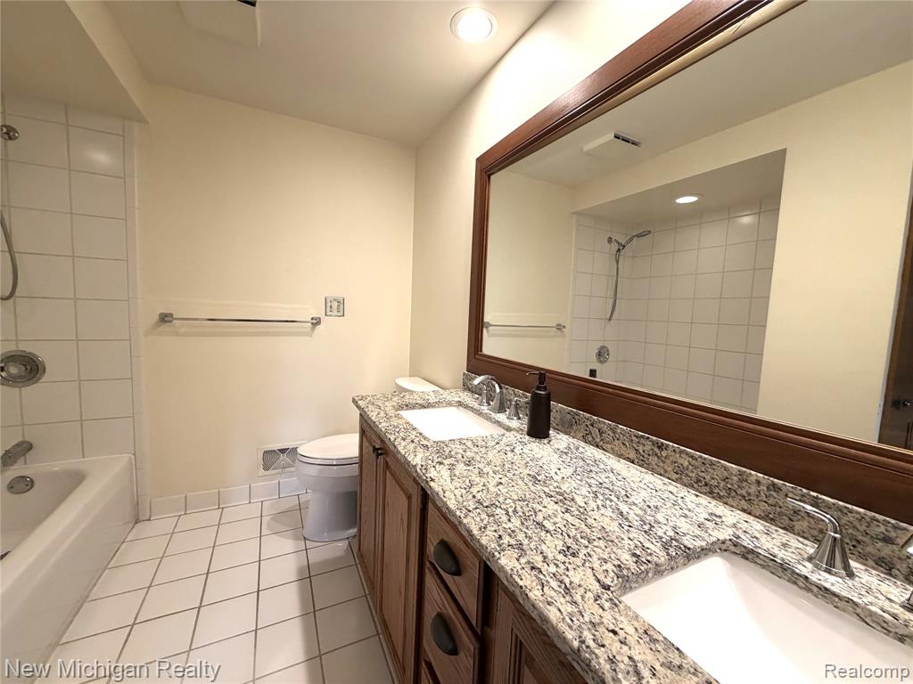 43000 12 Oaks Crescent Drive, 2033, Novi, MI 48377 — Photo 20