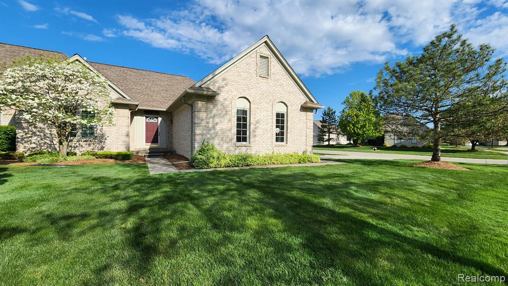 40201 RIVERBEND Drive, Sterling Heights, MI 48310 — Photo 2