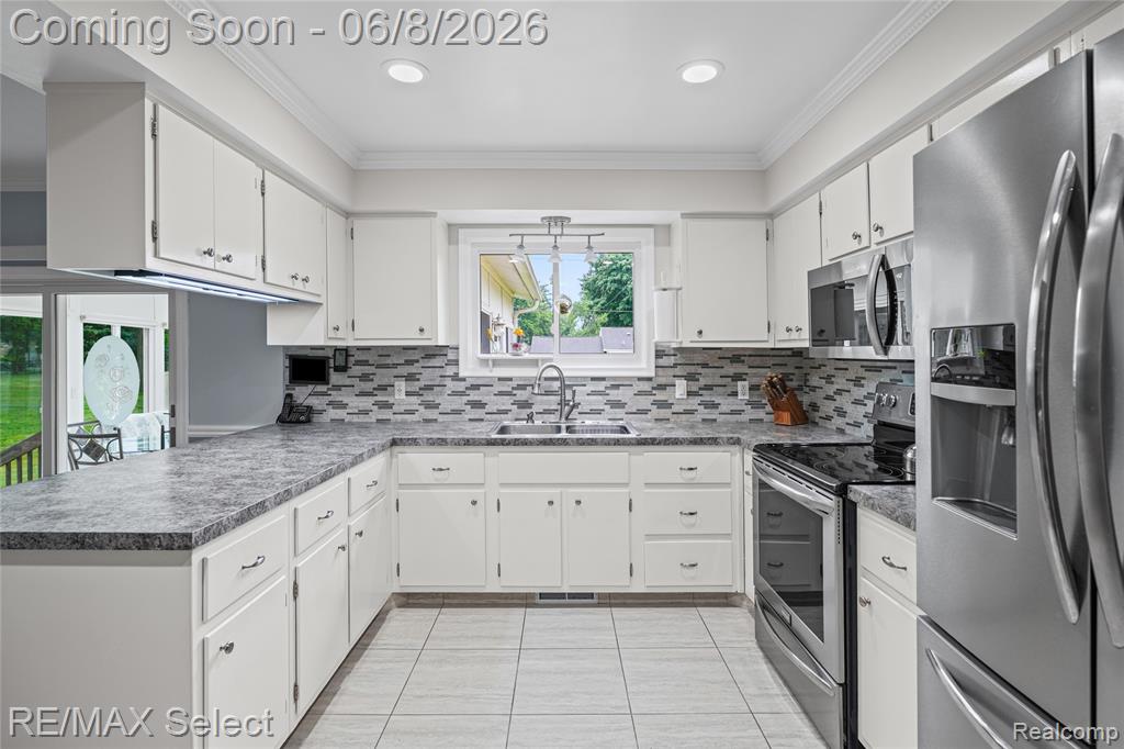 1333 Hidden Oaks Court, Flint, MI 48507 — Photo 3