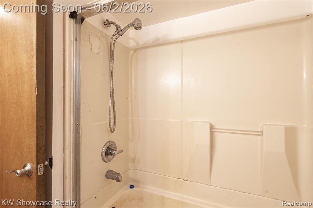 820 Clara Street, Commerce Twp, MI 48390 — Photo 23