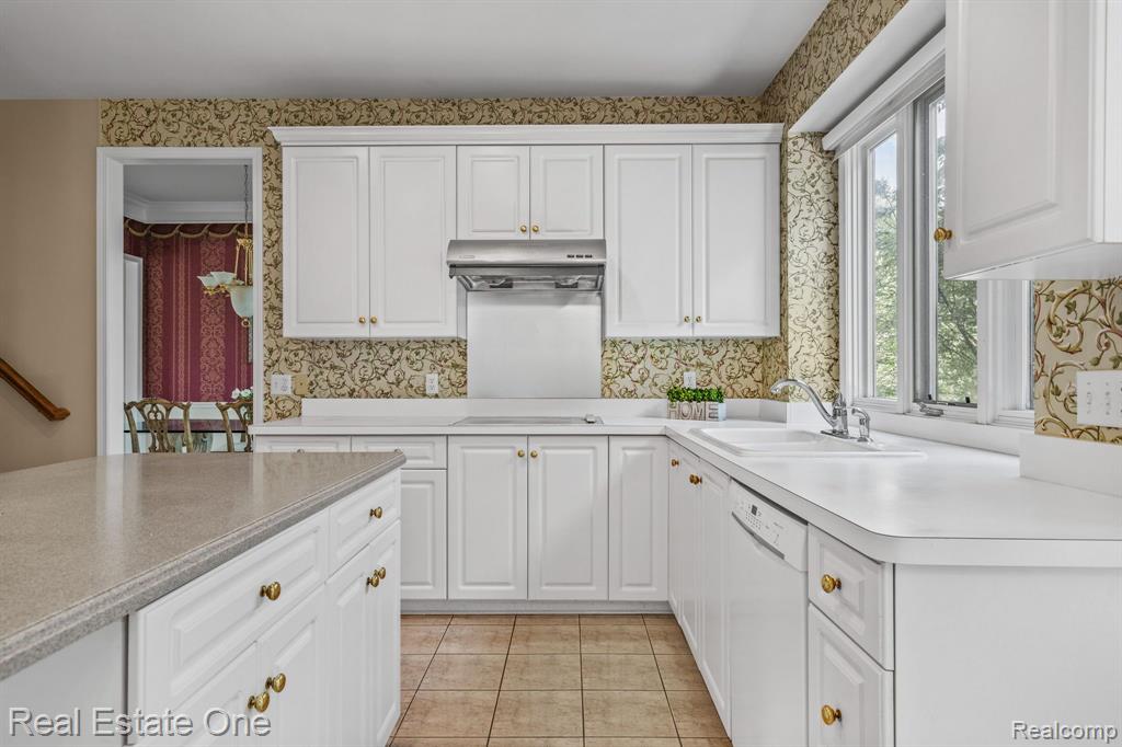 4458 HYCLIFFE Drive, Troy, MI 48098 — Photo 10