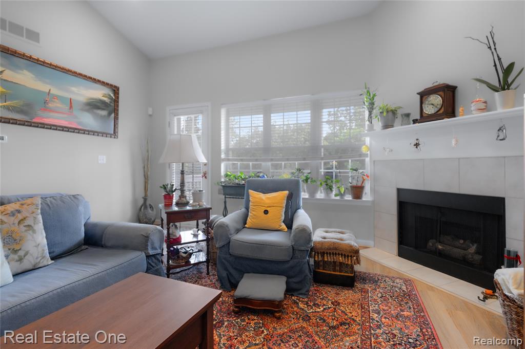 731 E Bluff Court, Rochester Hills, MI 48307 — Photo 23