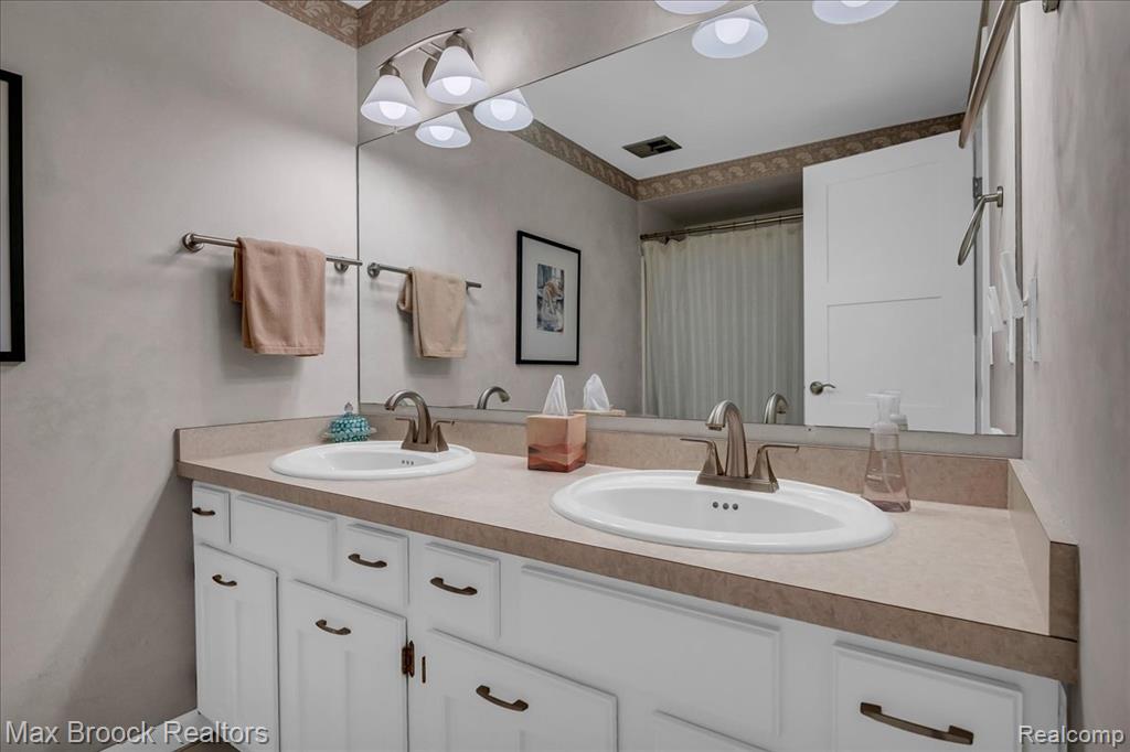 7015 Scenic Ridge Drive, Clarkston, MI — Photo 33
