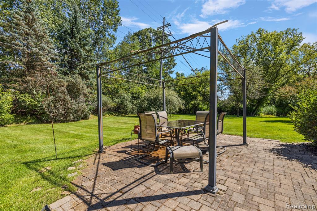 10161 LONGFORD Drive, South Lyon, MI 48178 — Photo 66