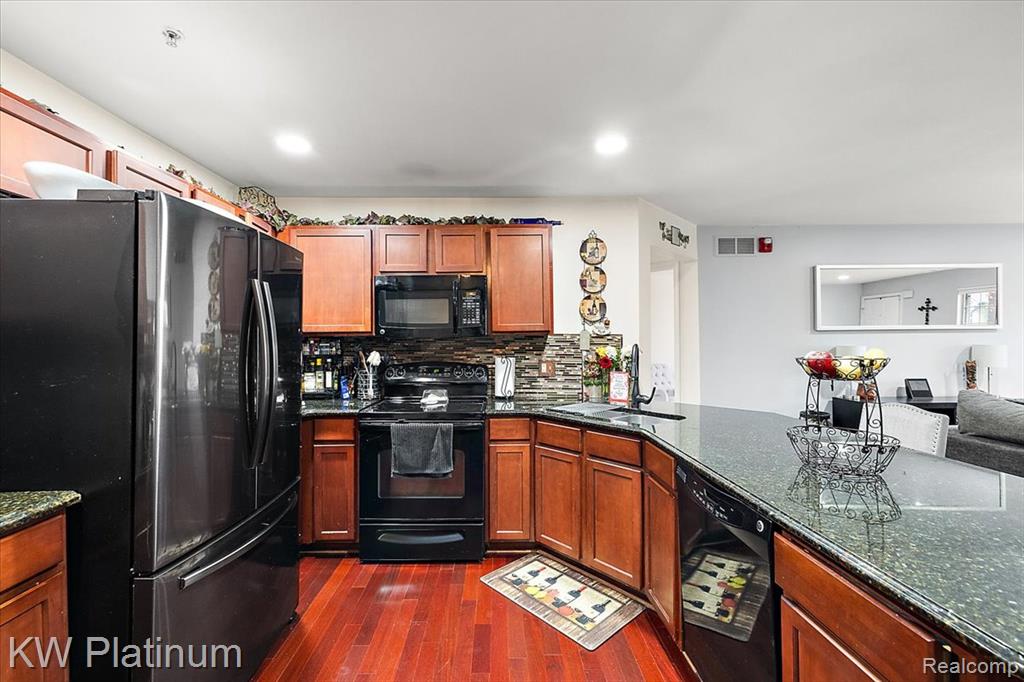 45519 Hidden View Court, Utica, MI 48315 — Photo 12