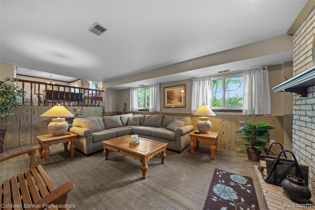 5075 Bayside Drive, Troy, MI 48098 — Photo 12