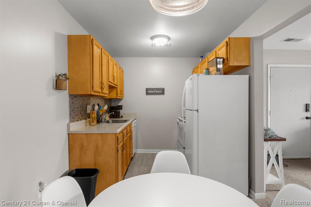 10033 ALLEN POINTE Drive, Allen Park, MI 48101 — Photo 15