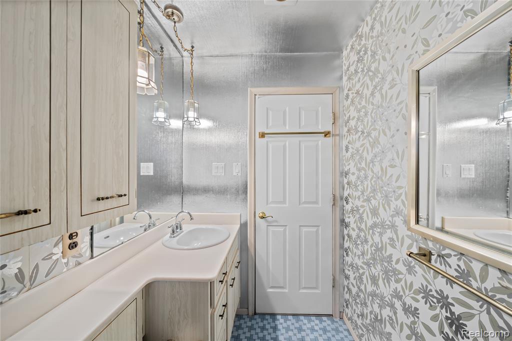 26916 Rouge River Drive, Dearborn Heights, MI 48127 — Photo 24