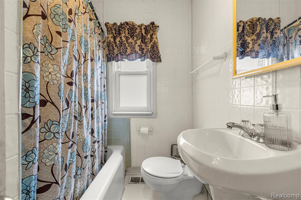 5706 Robindale Avenue, Dearborn Heights, MI 48127 — Photo 22