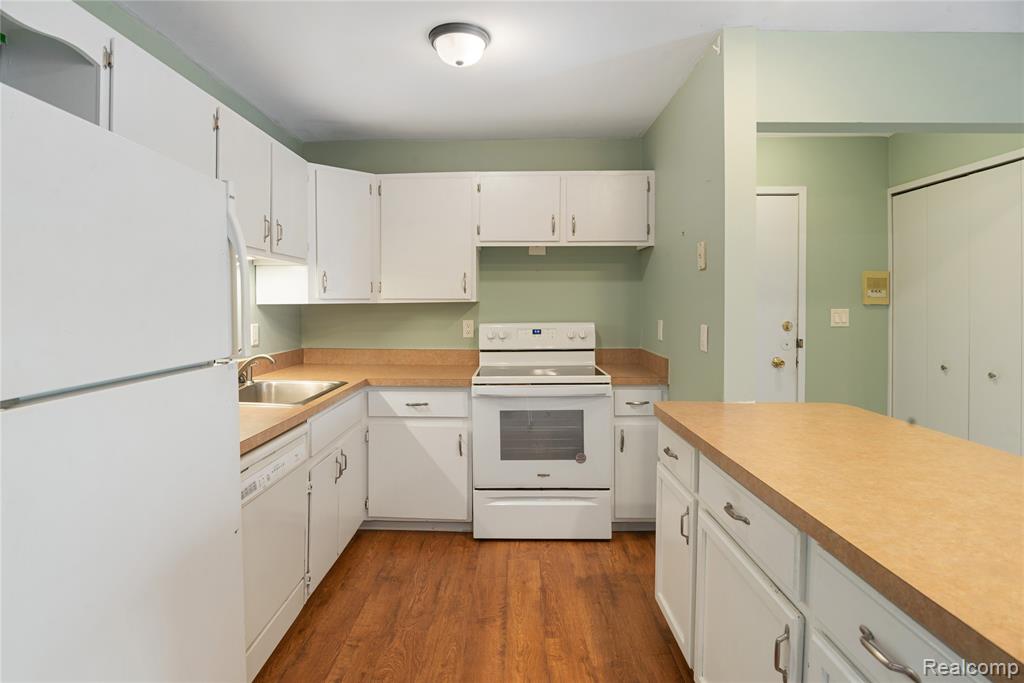 32010 Grand River Avenue, 18, Farmington, MI 48336 — Photo 8