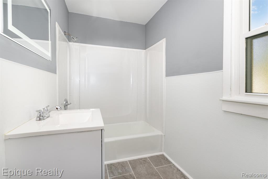 819 Grove Street, Saginaw, MI 48602 — Photo 14