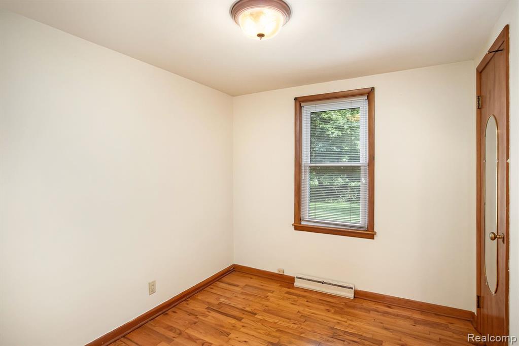 807 S OAK Street, Fenton, MI 48430 — Photo 18