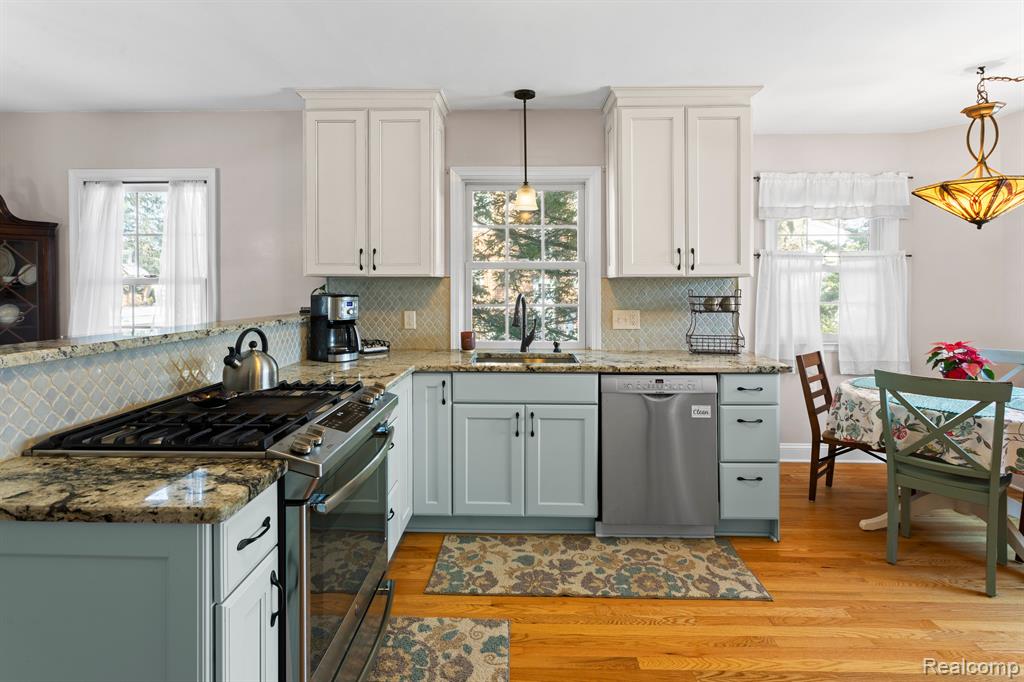 9806 BERWICK Street, Livonia, MI 48150 — Photo 11