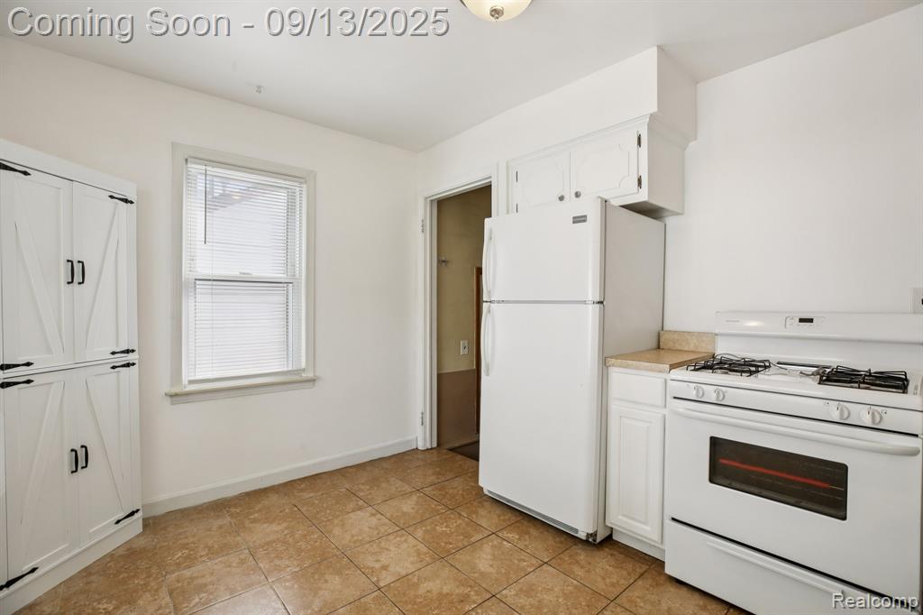 553 E Annabelle Avenue, Hazel Park, MI 48030 — Photo 6
