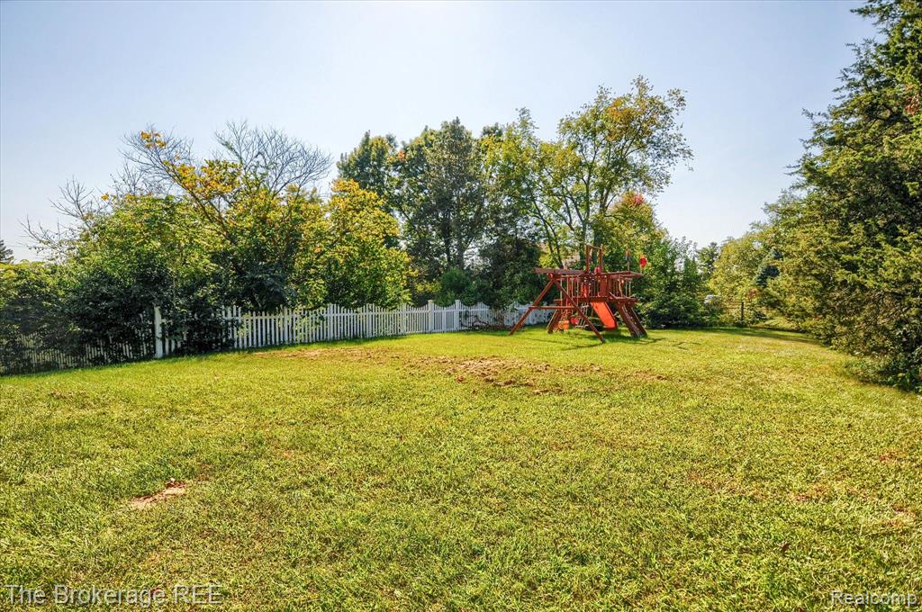 688 UPHILL Road, Milford, MI 48381 — Photo 60