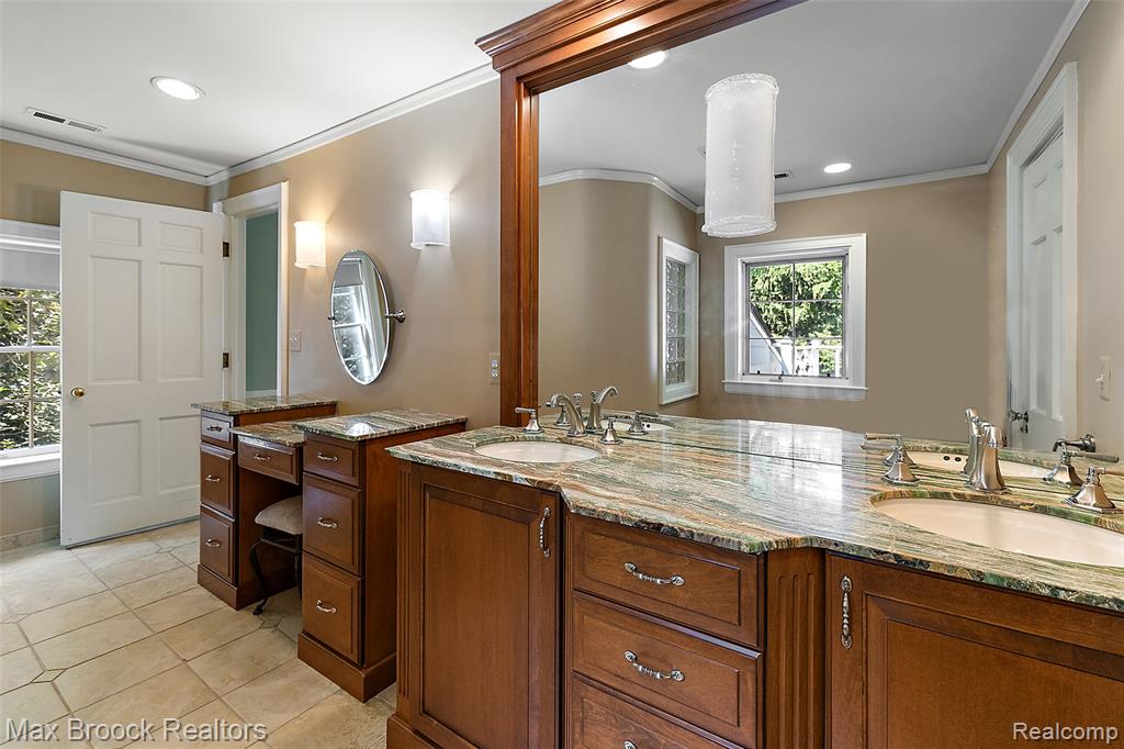 748 Waddington Street, Bloomfield Hills, MI 48301 — Photo 20