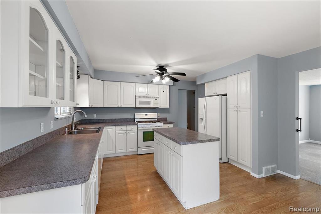 2947 SUN TERRACE Drive, Hartland, MI 48353 — Photo 15