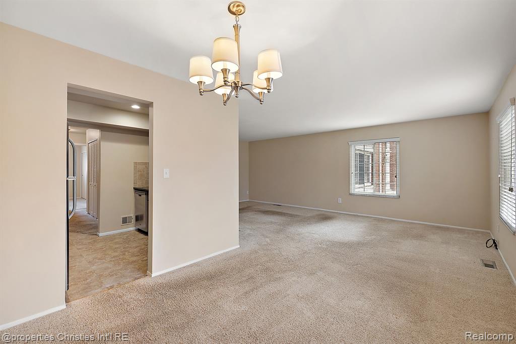 636 E FOX HILLS Drive, Bloomfield Hills, MI 48304 — Photo 19