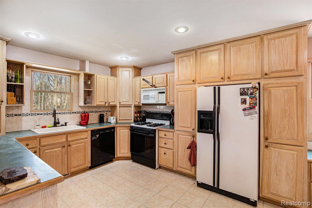 6126 N BELSAY Road, Flint, MI 48506 — Photo 7
