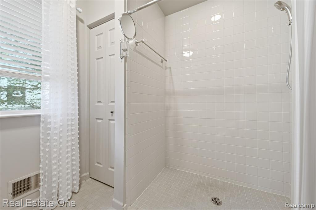 8576 Barrington Drive, Ypsilanti, MI 48198 — Photo 18