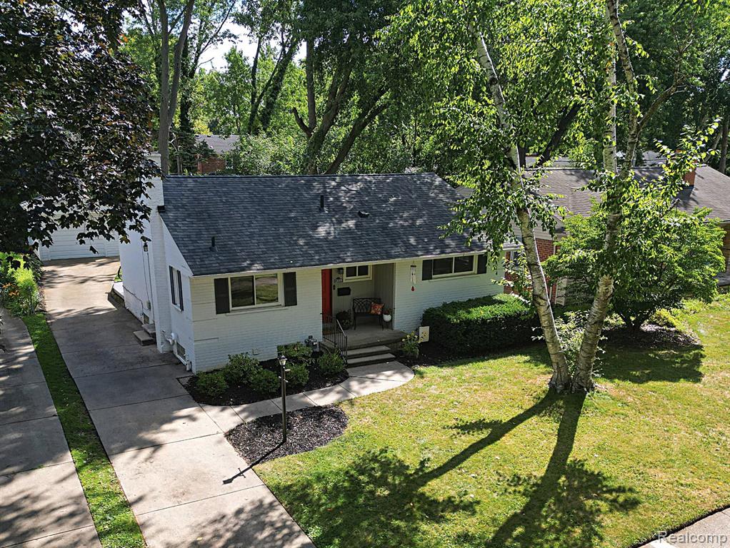 15669 Buckingham Avenue, Beverly Hills, MI 48025