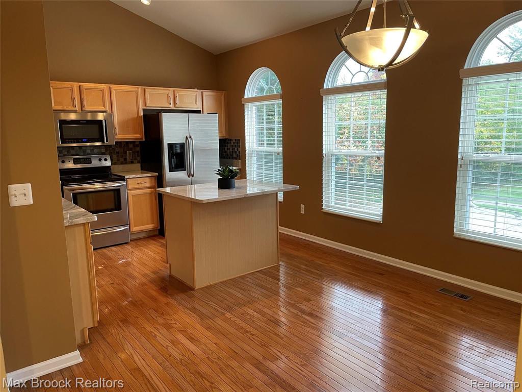 754 SANDALWOOD Drive, Troy, MI 48085 — Photo 9