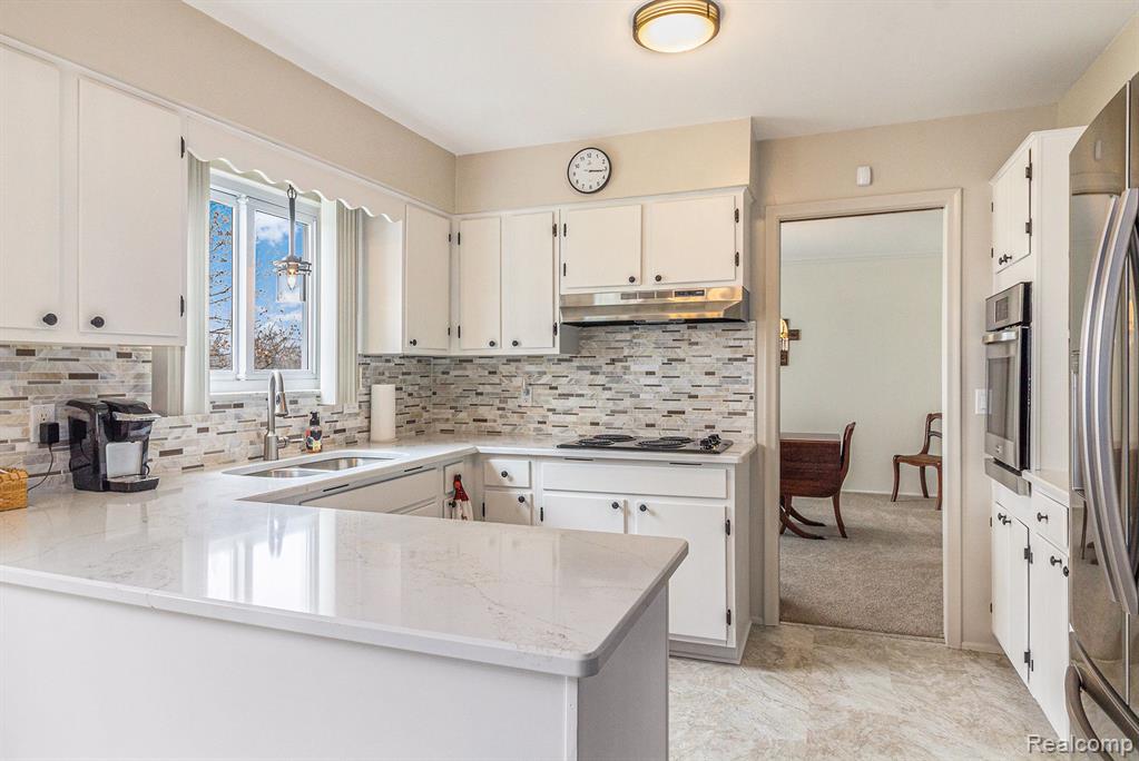 7048 SEYMOUR Road, Swartz Creek, MI 48473 — Photo 10