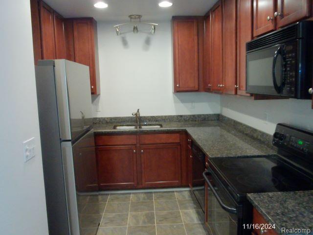 649 LEWA DOWNS Drive, Pontiac, MI 48341 — Photo 2