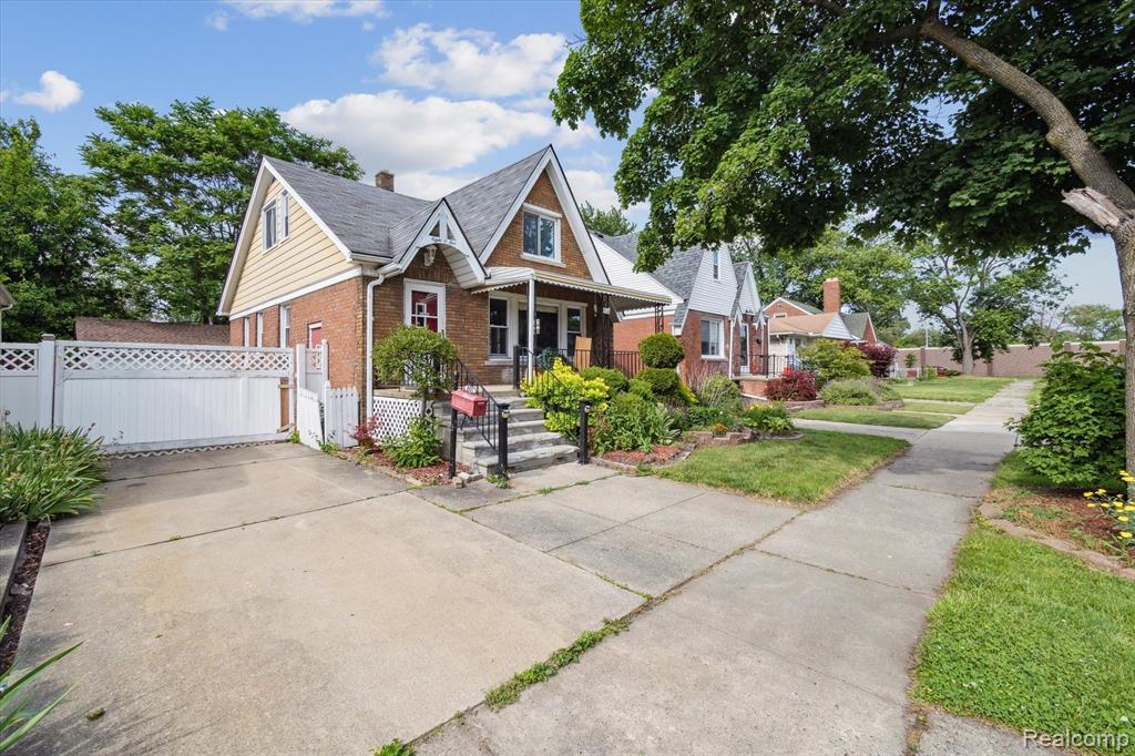 805 E GEORGE Avenue, Hazel Park, MI 48030 — Photo 2