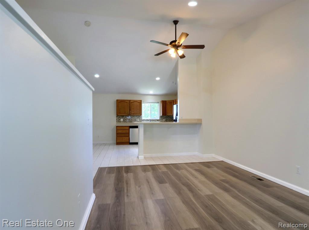 643 DETROIT Avenue, Lake Orion, MI 48362 — Photo 7