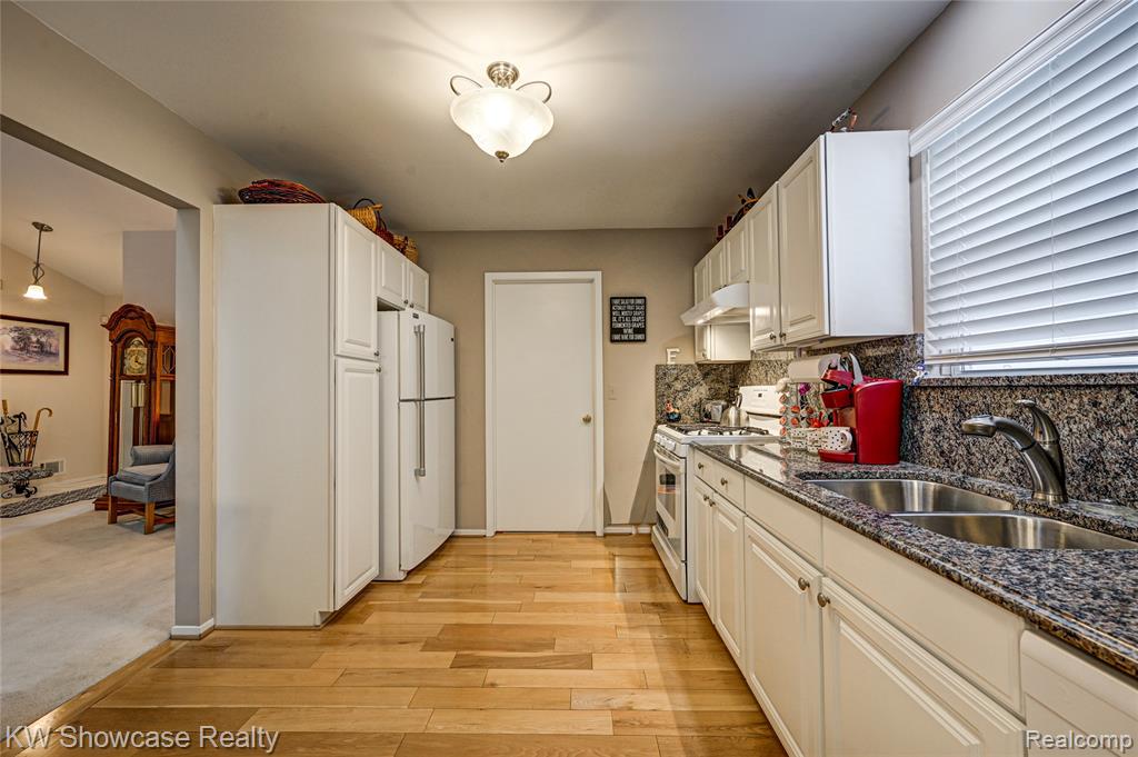 458 N Oak Drive, Commerce Twp, MI 48390 — Photo 18
