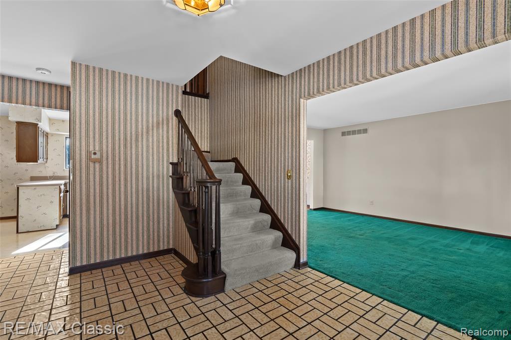 6313 Kiev Street, West Bloomfield, MI 48324 — Photo 4
