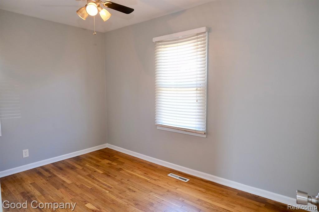 646 E DALLAS Avenue, Madison Heights, MI 48071 — Photo 5